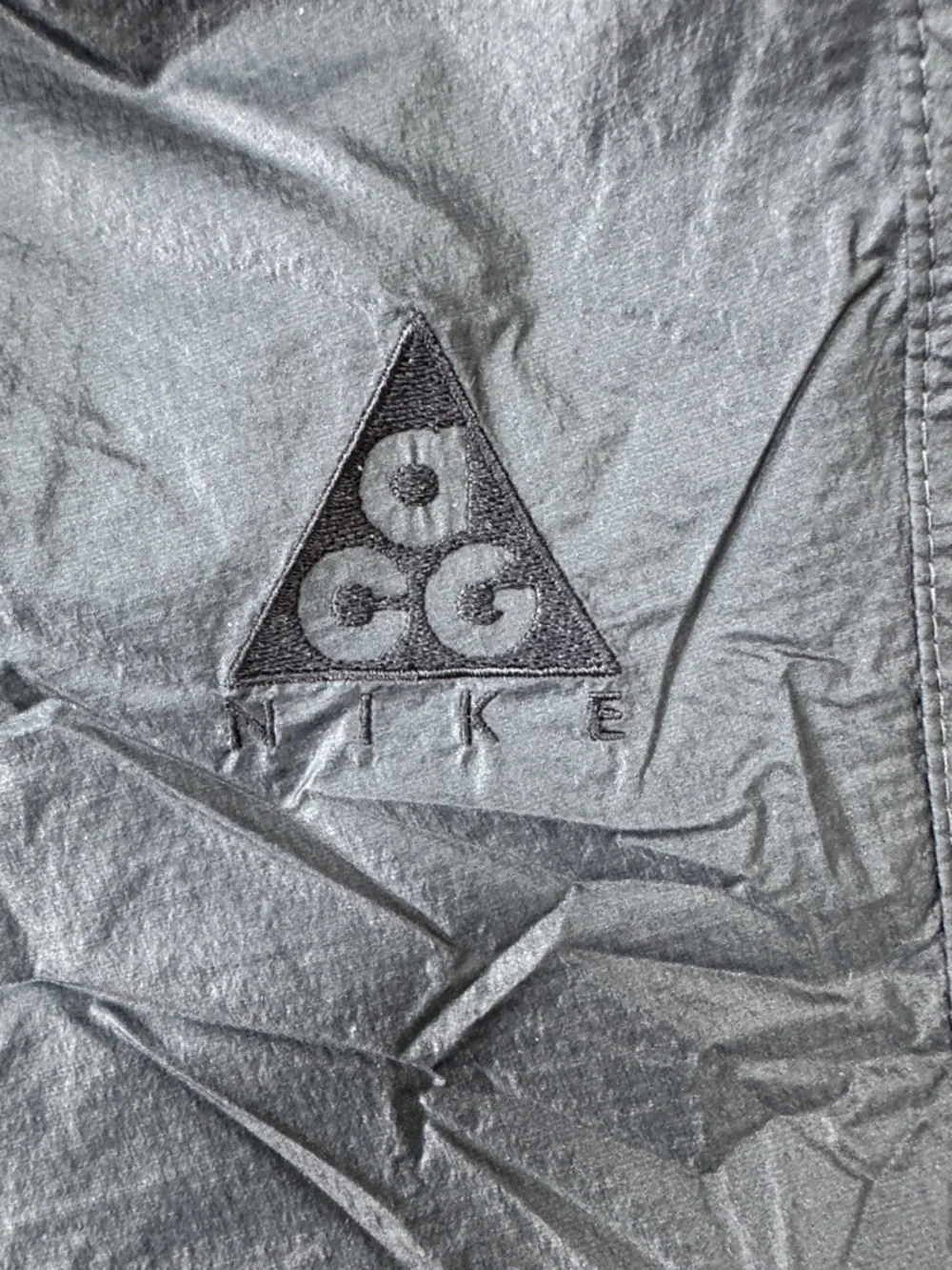 Nike ACG (All Conditions Gear) Lightweight Black Hooded Windbreaker Jacket - Picture 3 of 5